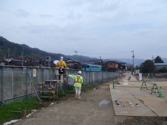北近畿タンゴ鉄道沿いの工事のため、常時監視員を配置して作業しています。