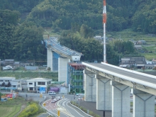 野田川橋梁の架設状況です。P7～A2の桁架設が完了し、現在は桁の降下作業を行っています。