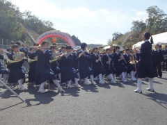 現地では大宮中学校ブラスバンド部が演奏を披露