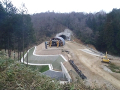 山の上からトンネル坑口付近を望む