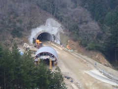 坑口の手前に見えるのがスライドセントル（移動式型枠）です。