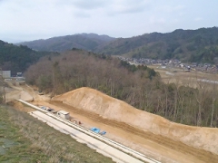 三重地区の土工区間を望む