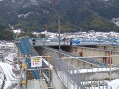 雪の中での作業には細心の注意が必要です。