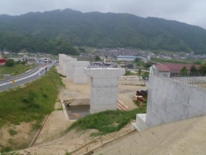 Ａ１橋台及びＰ１からＰ６橋脚は既に完成しています