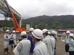 鋼６径間連続少数Ｉ桁橋の架設状況を見学してもらいました。