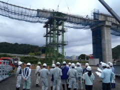 普段あまり見ることが無い工事なので、熱心に見学されていました。