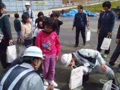 採ってきたドングリの重さを量っています。
