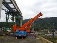 クレーン組み立て完了です。（300ｔ吊りです）