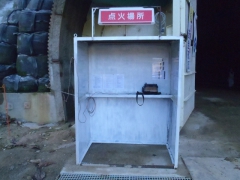 発破のスイッチを押す点火小屋です。