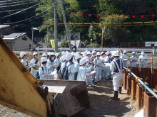 Ｐ１０橋脚の見学状況です。