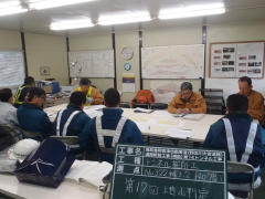 地山判定委員会の様子です。強度以外にも風化の程度、割れ目の状態、走行傾斜などにより総合的に判定します。
