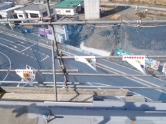 P6橋脚の上から国道を眺めてみました。足場はしっかり設置してありますが、高所恐怖症の人にはちょっと・・・