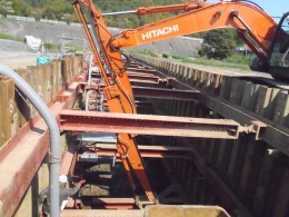 矢板で土留めした中をバックホウで掘削しています。