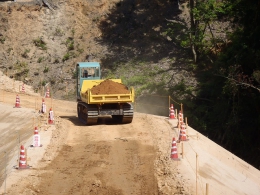 不整地運搬車を使って土を運んでいます。