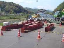 こんなに大きな土留材を設置します。