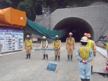 トンネル内部に取り残された方を<br>救出する訓練です。