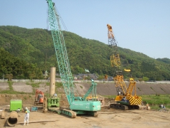Ｐ８橋脚では鋼管ソイルセメント杭を施工中です