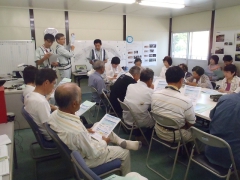 事業計画の説明をしています