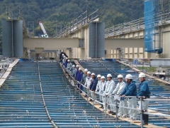 ワイヤーブリッジ上で記念撮影（もちろん安全帯は使用しています）