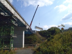 Ａ１橋台背面からクレーンで架設しました。